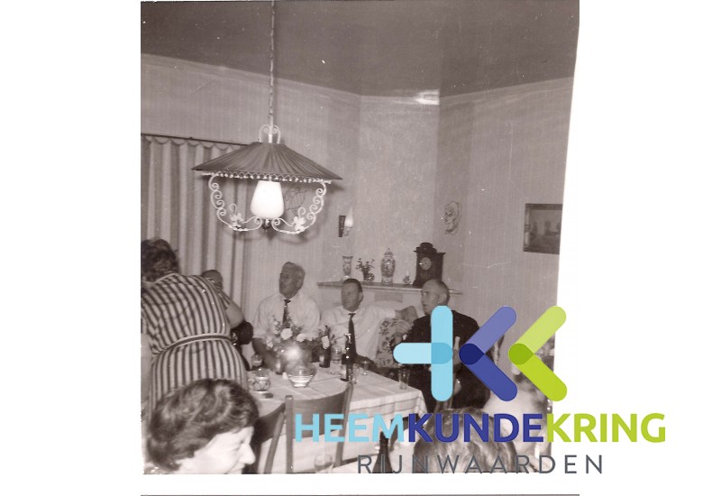 1964 Douane Schipperfeestje in de woning van de Kok aan de waterkant uiters links deh. Broekhuizen -rechts Hendrien van der Laag-Damen Coll. HKR (3)